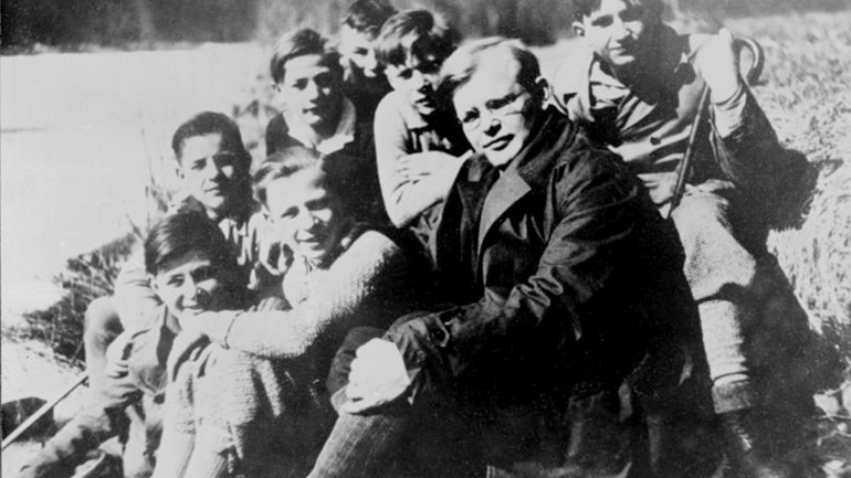 Bonhoeffer-met-leerlingen-beeld-Bundesarchiv-via-Wikimedia-Commons.jpg